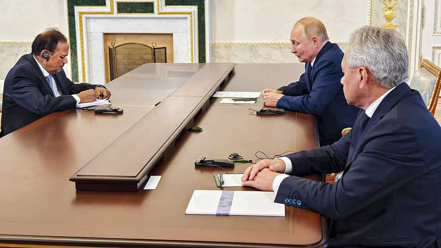 <div class="paragraphs"><p>ರಷ್ಯಾದ ಸೇಂಟ್ ಪೀಟರ್ಸ್ಬರ್ಗ್ನಲ್ಲಿ ವಾದ್ಲಿಮಿರ್ ಪುಟಿನ್ ಅವರೊಂದಿಗೆ ಅಜಿತ್ ಡೊಭಾಲ್ ಅವರು ಗುರುವಾರ ಸಮಾಲೋಚನೆ ನಡೆಸಿದರು</p></div>